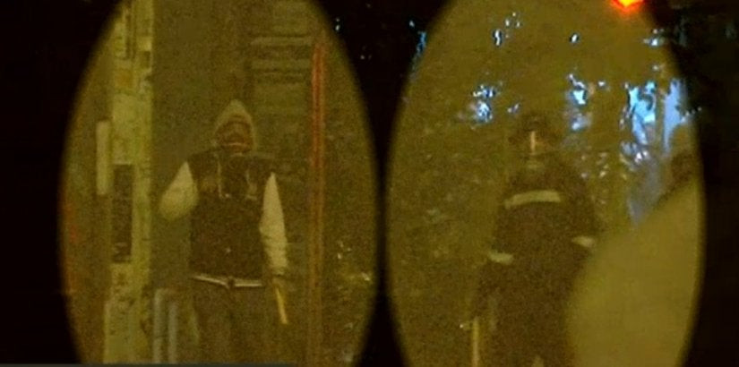 Οι κουκουλοφόροι που αναζητά η ΕΛ.ΑΣ. ως υπεύθυνους για την φωτοβολίδα που τραυμάτισε την δικηγόρο
